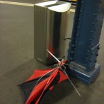 Regenschirm in der U-Bahn